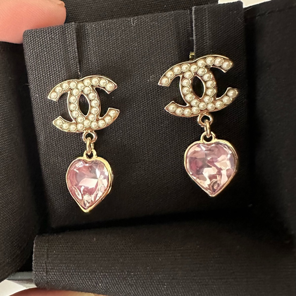 Chanel earrings 22B heart pink earrings